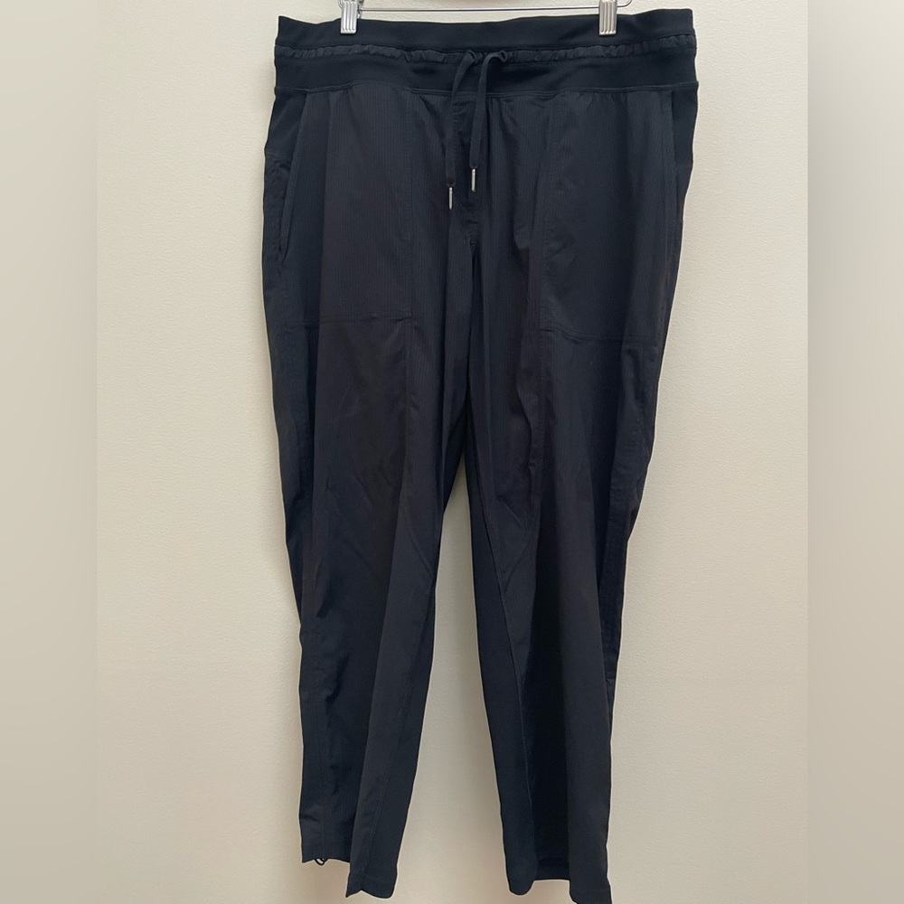 Lululemon studio crops 25”
